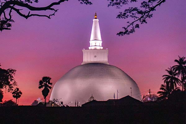 Ruwanweli Maha Seya , Anuradhapura , Sri lanka
